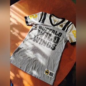 Buffalo Wild Wings Captain's Tee - Size: XS      (0957)